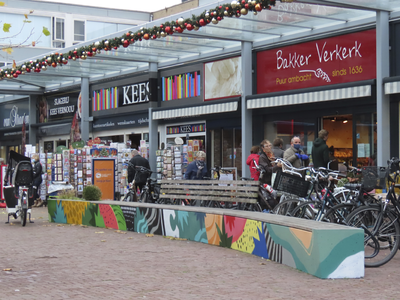 851367 Afbeelding van de onlangs vrolijk beschilderde zitbanken op het binnenterrein van Winkelcentrum Mereveldplein te ...